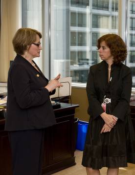 Mme Fortier s’entretient avec Mme Vivian Heyl, présidente de la CONICYT, pendant sa visite au CRSNG.