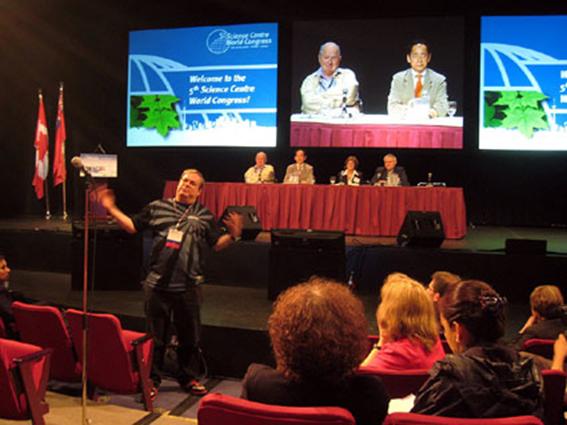 Jaymie Matthews prend la parole devant les participants au 5e Congrès mondial des centres des sciences.